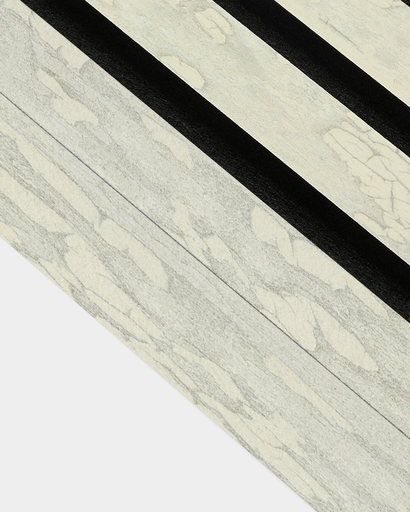 Pormenor da lamela de extremidade Oxide White (6,7 cm) da WoodUpp para instalação Akupanel Painel acústico, com padrões diagonais marcados black num design nórdico.
